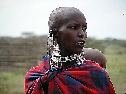 Femme masai et son bébé