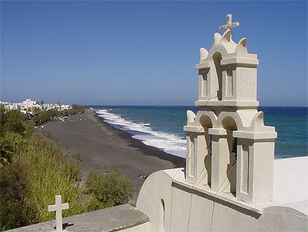 Eglise sur la plage de sable noir