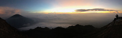 Lever de soleil depuis le Mont Merapi à Java en In