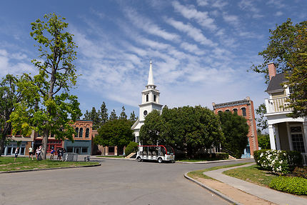 En voiturette &eacute;lectrique dans les d&eacute;cors des Warner Bros Studios