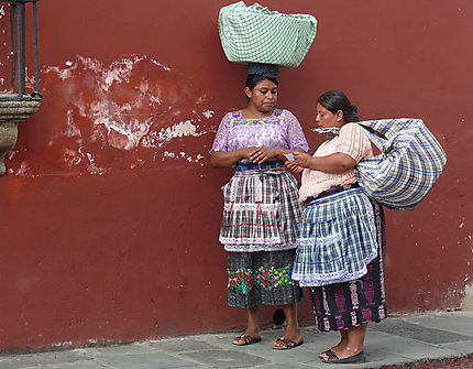 Deux femmes sur fond de mur coloré