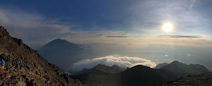 Lever de soleil depuis le Mont Merapi à Java en In