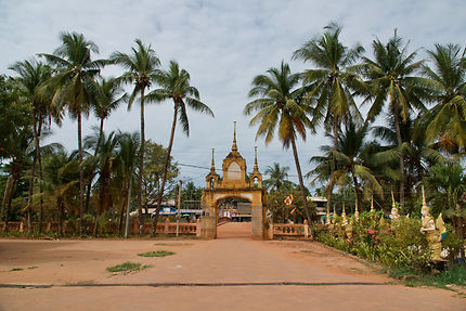 Entrée de temple près du Tonlé Sap