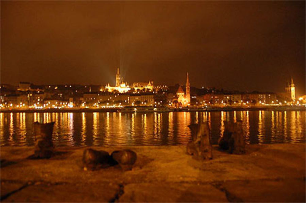 Mémorial pour les juifs fusillés et jetés dans le Danube