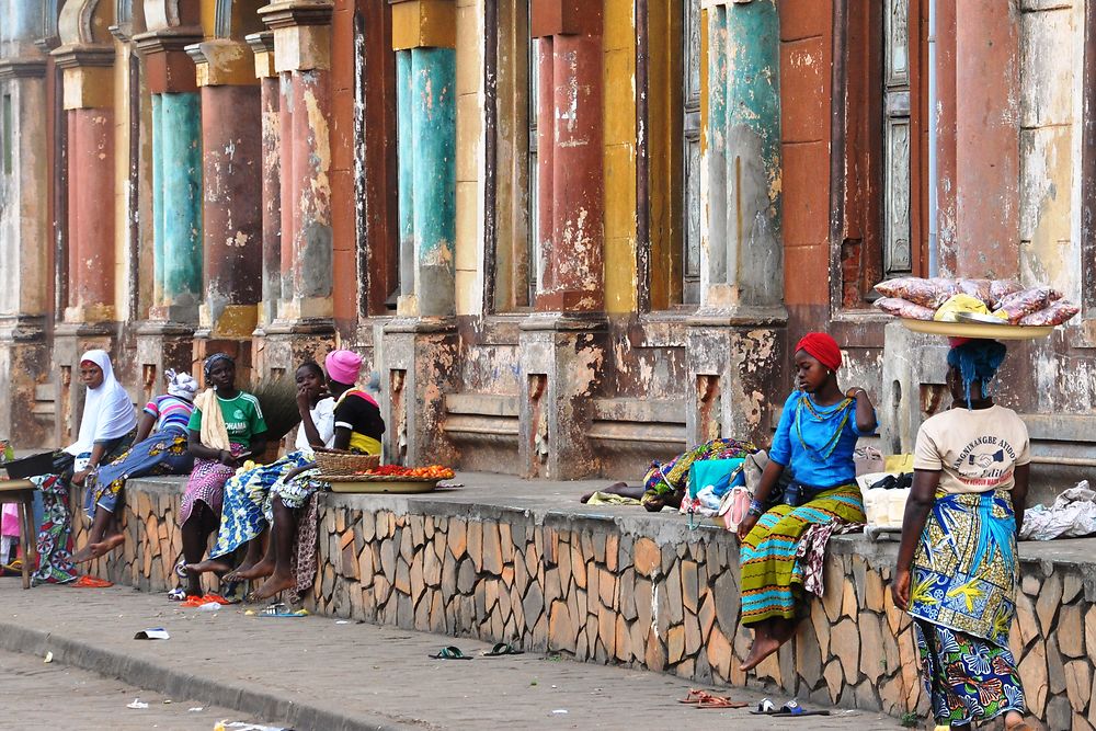 Petit commerce au pied de la mosquée centrale