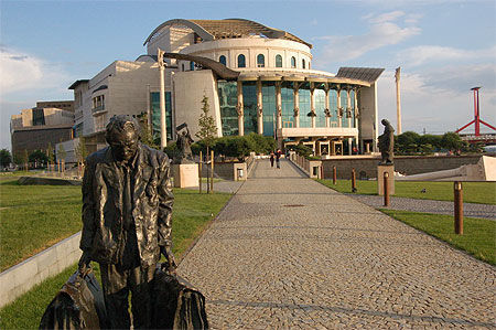 Théâtre national et statue