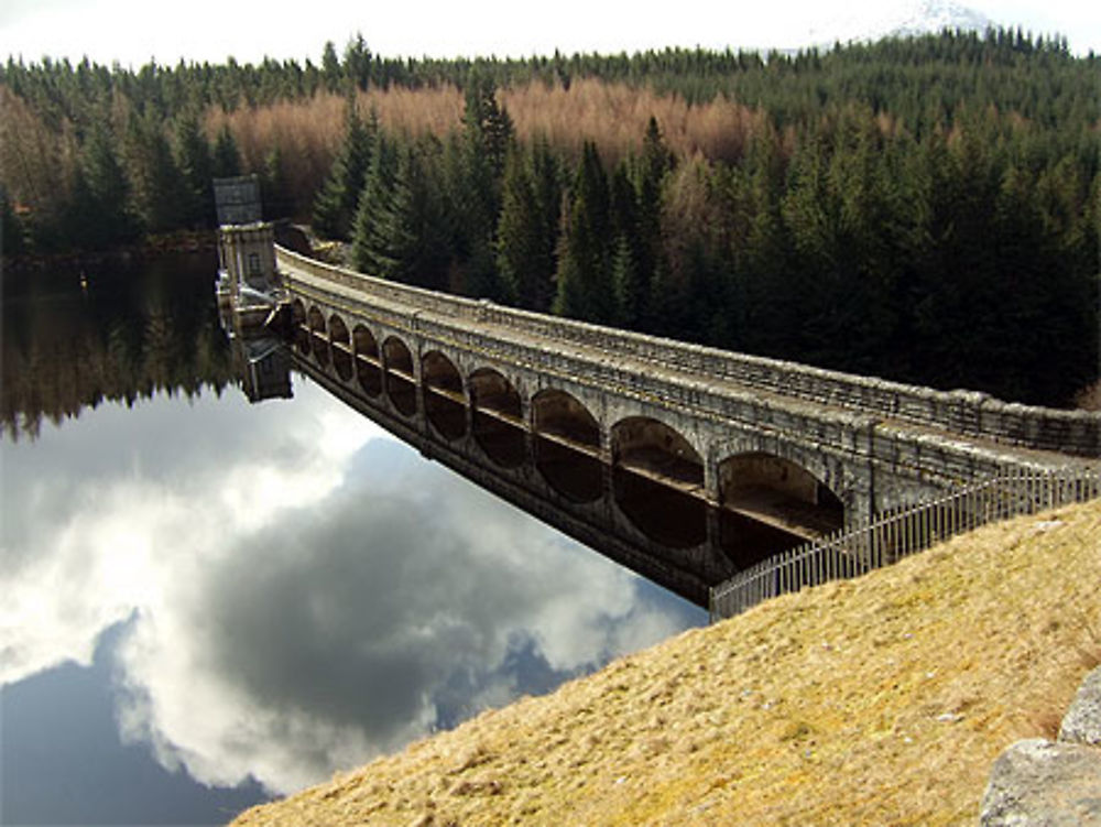 Barrage sur le loch Glascarnoch