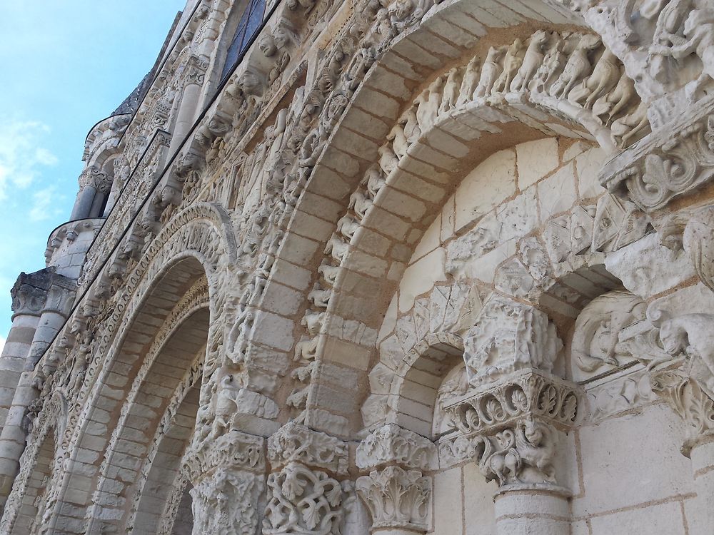 Facade de l'eglise Notre-Dame à Poitiers