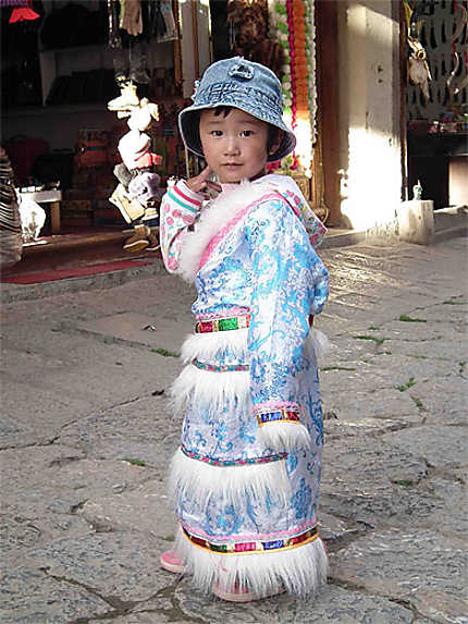 Petite fille en habit tibétain