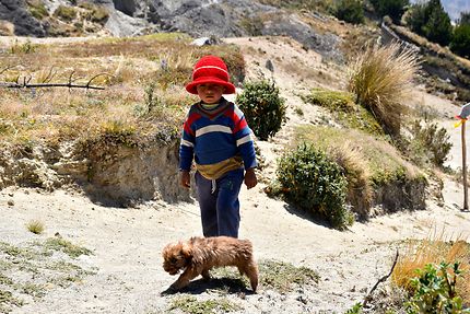 Enfant équatorien jouant avec son chien 