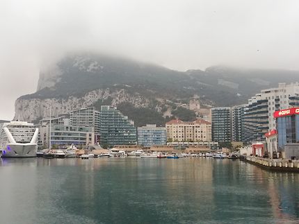 Gibraltar dans les nuages 