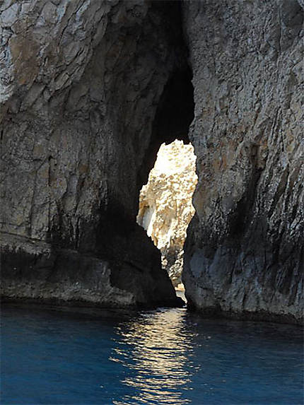 Paysage impressionnant de la grotte bleue