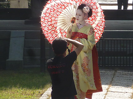 Geisha se faisant photographier à Kyoto