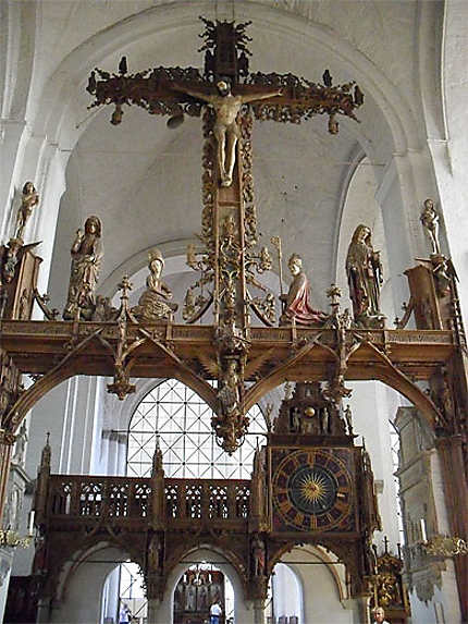 Crucifix et horloge astronomique
