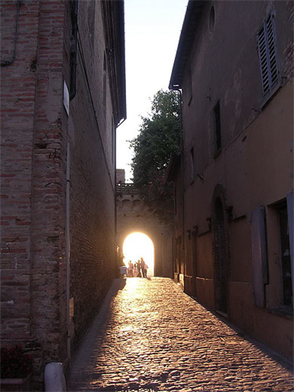 Le soleil à la porte de Gradara