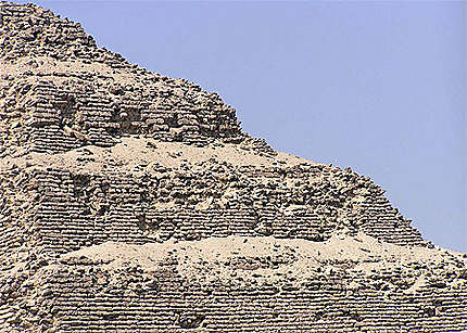 Gros plan sur la pyramide de Saqqara