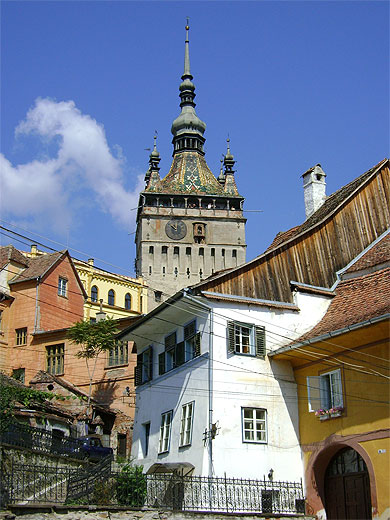 Sighisoara avec la tour de l'horloge Sighisoara avec la tour de l'horloge