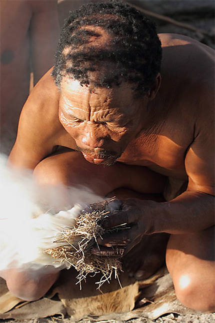 Bushman allumant un feu