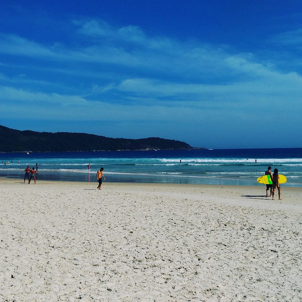 Plage de sable blanc sur Ilha Grande, Brésil