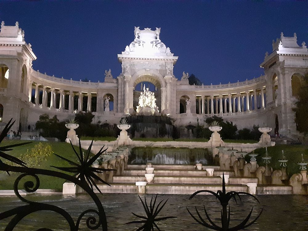 Palais Longchamp by night 