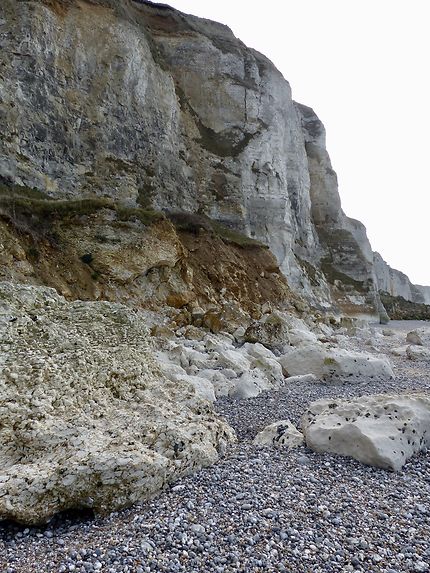 Des roches éparpillées au pied des falaises 
