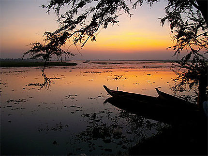 Coucher de soleil sur lac vers Battambang