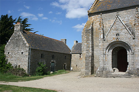 Maisons proches de Notre-Dame de Tronoën Maisons proches de Notre-Dame de Tronoën
