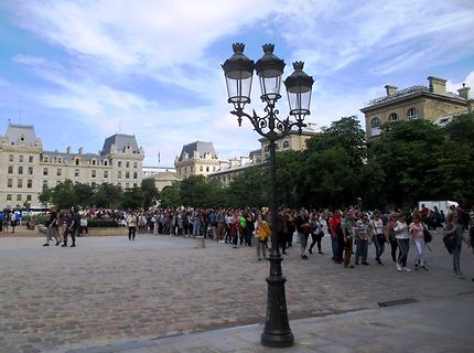 Les touristes à Notre-Dame de Paris 