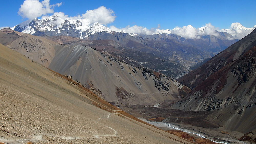 Route vue depuis le Tilicho Lake (4919m)