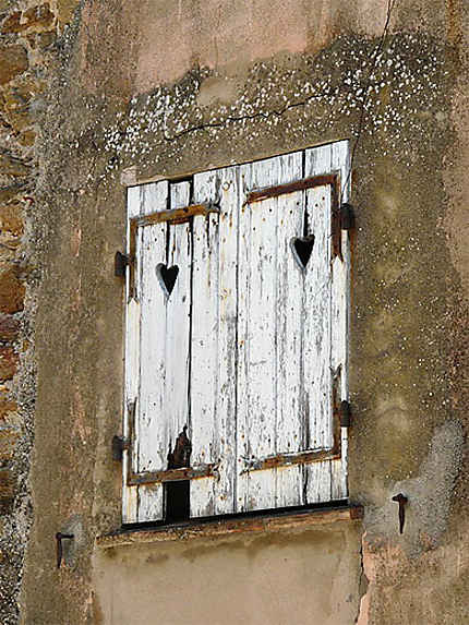 Volets romantiques dans les ruelles de Gassin