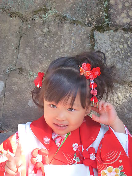 Adorable fillette en tenue traditionnelle