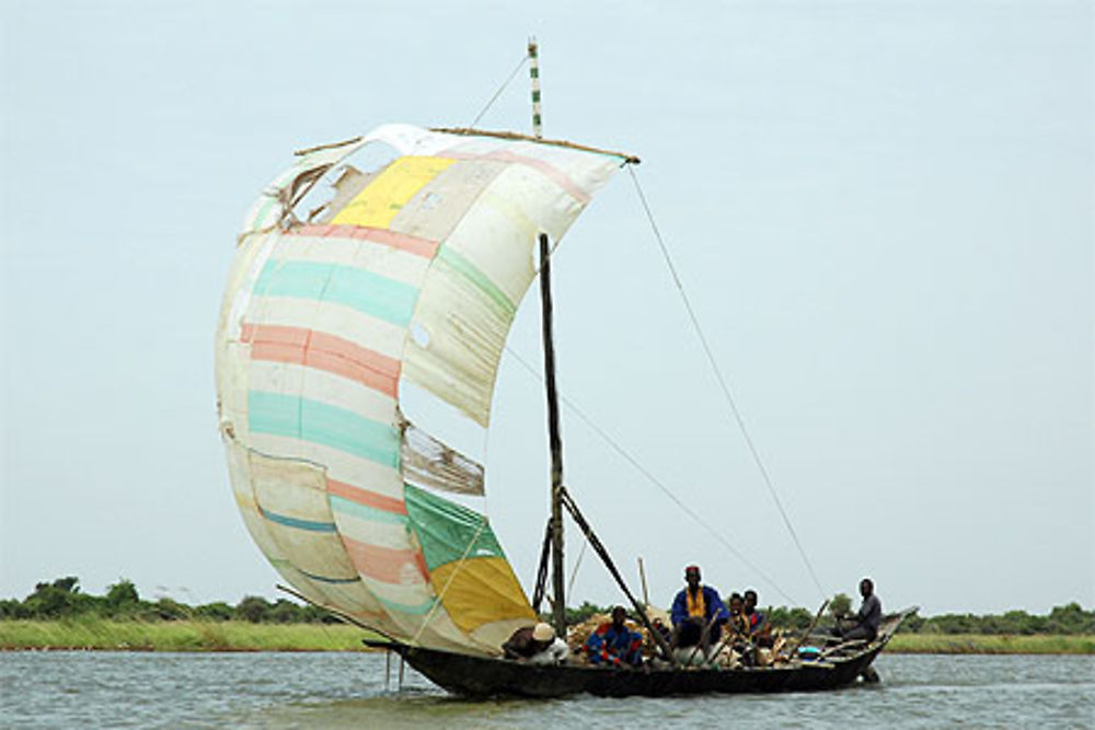 Pinasse sur le Niger