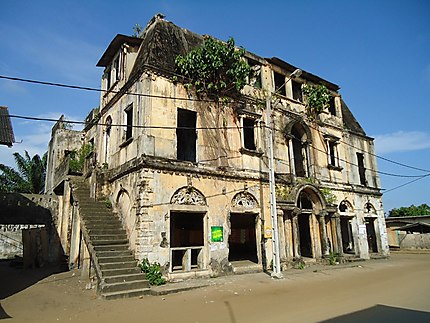 Maison coloniale abandonnée à Grand-Bassam