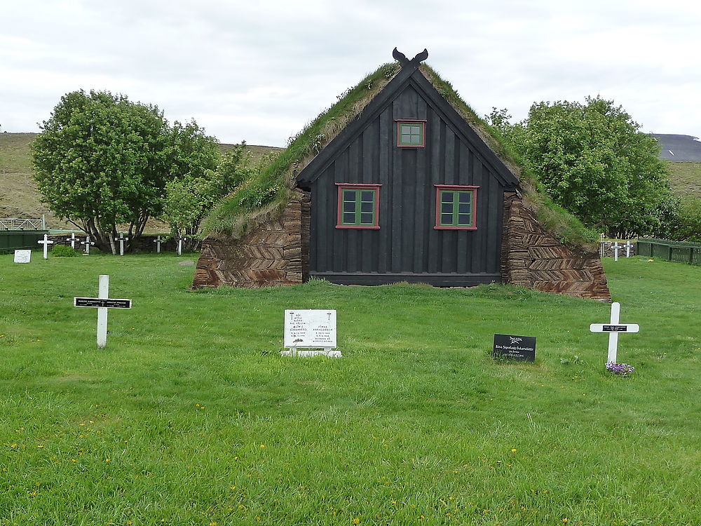 Une petite église et son cimetière