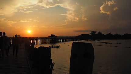 Coucher de soleil sur le pont U-Bein