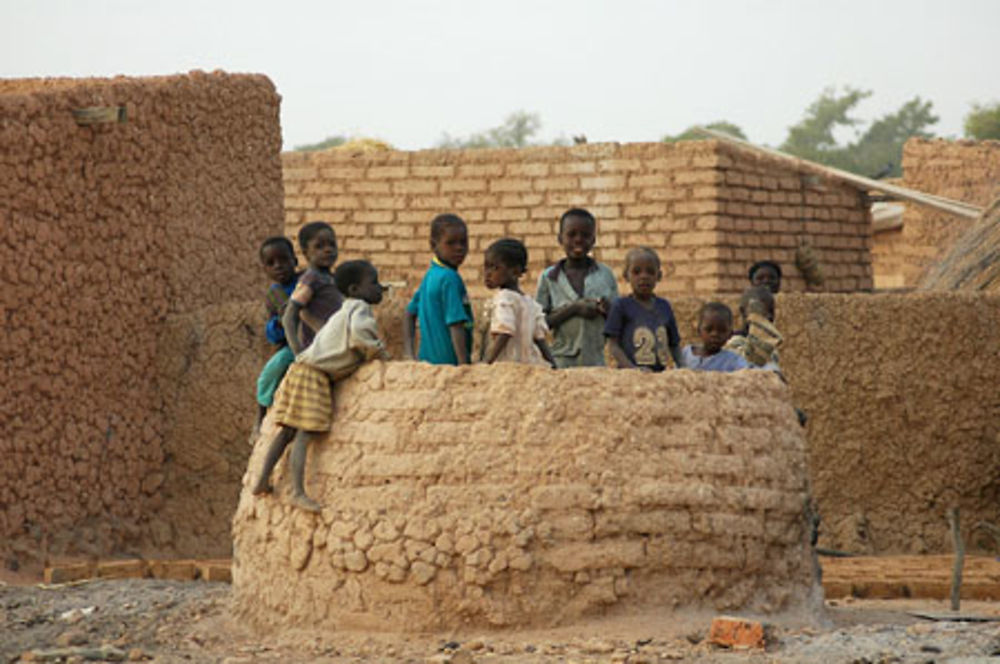 Les enfants du village