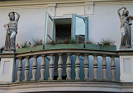 2 statues au balcon