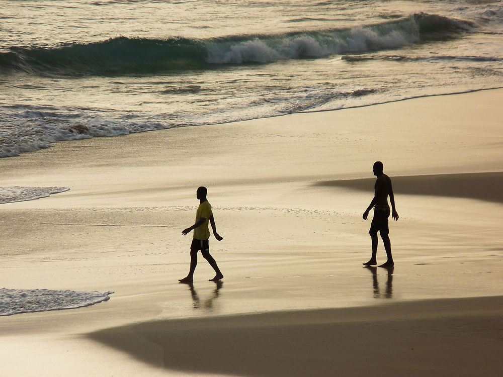 Mouvement de deux Cap-Verdiens, reflet et vagues