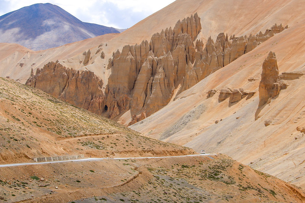 Route dans les montagnes au Nord de l'Inde