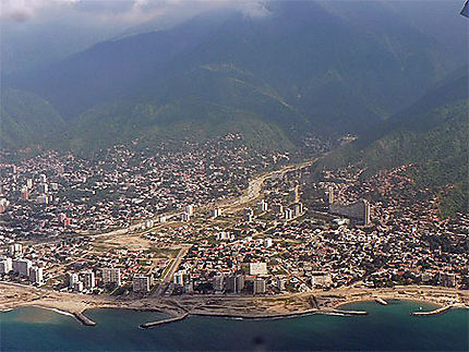 Vue aérienne sur la grande banlieue de Caracas