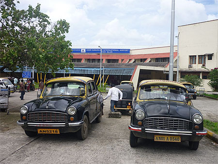 Taxi devant l'aéroport à Port Blair Taxi devant l'aéroport à Port Blair