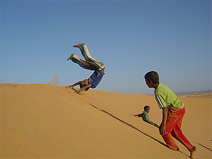 Enfants jouant dans le Sahara