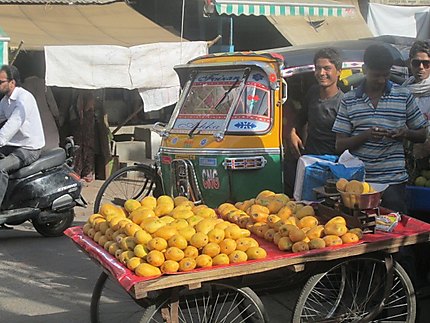 Un conducteur d'auto rickshaw très souriant