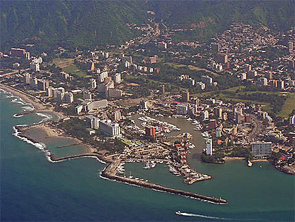 Vue aérienne sur la grande banlieue de Caracas