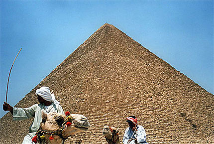 Devant la grande pyramide