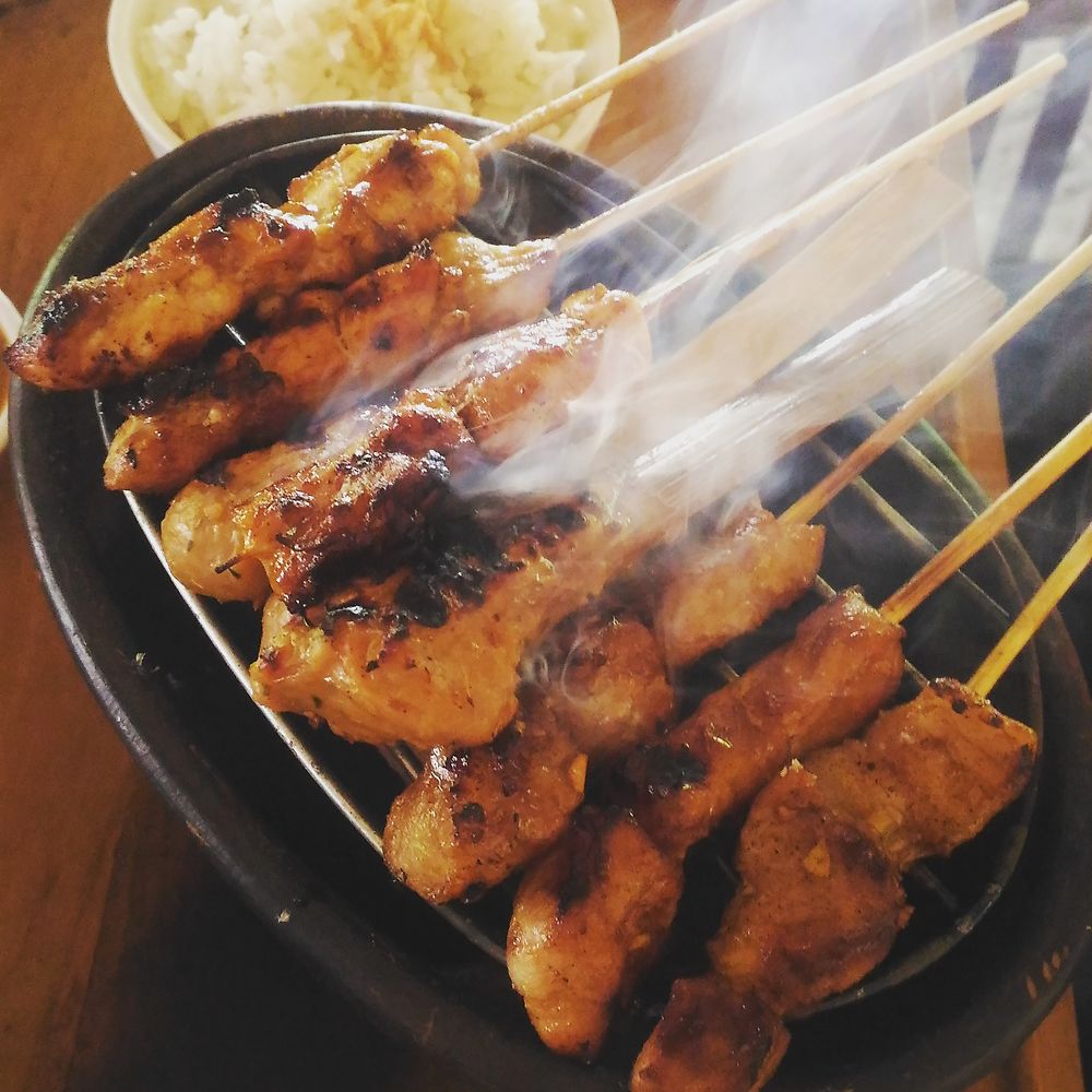 Satay barbecue, à Benoa, Indonésie