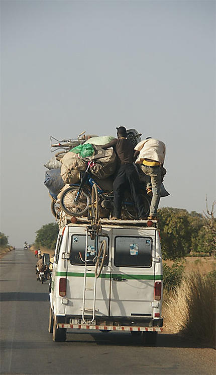 Chargement sur la route de Ouaga