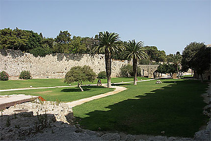 Les jardins entre les remparts et la vieille ville