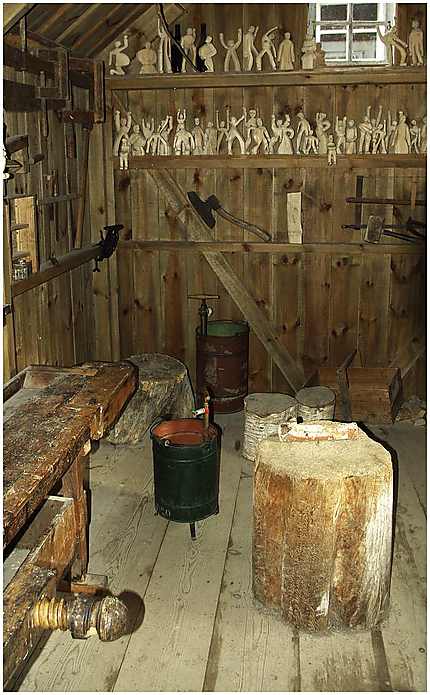 Un atelier de confection de figurines en bois