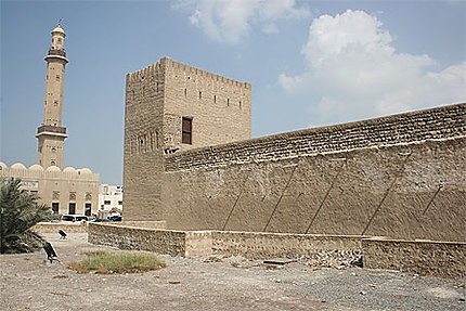 Le fort Al Fahidi devant la grande mosquée